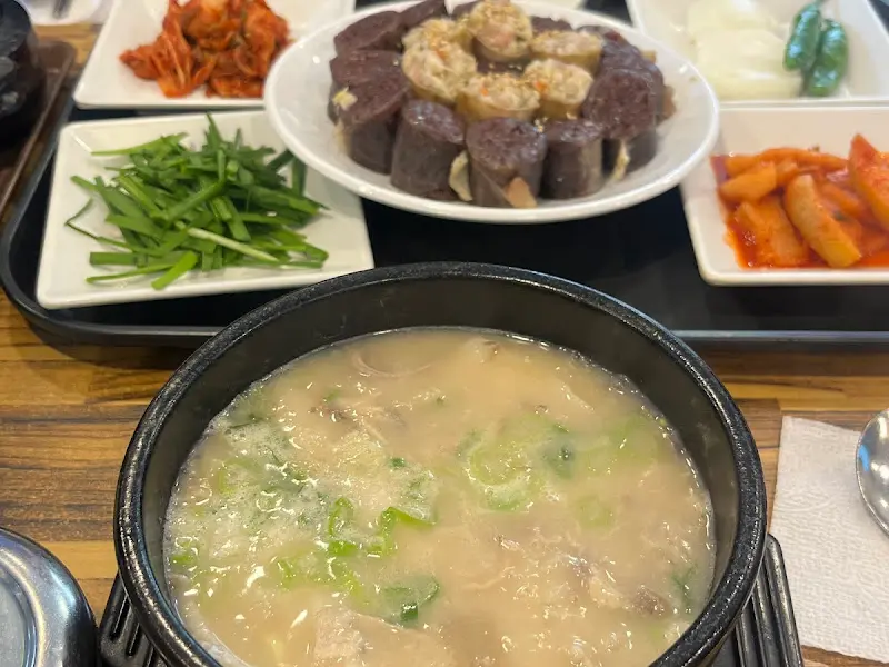 돼지국밥과 밑반찬, 순대