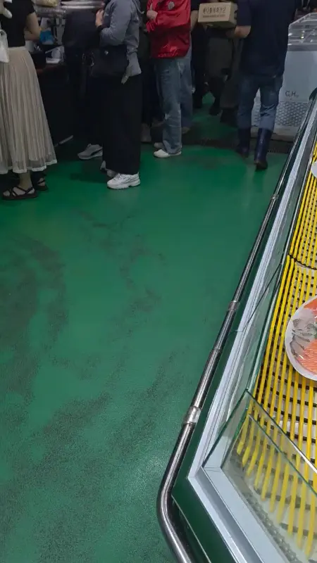 손님들로 북적이는 매장 내부