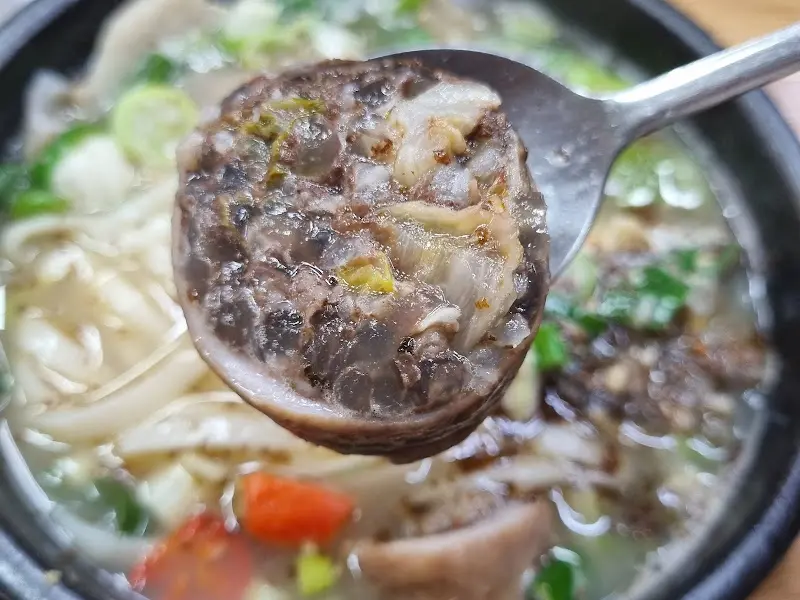 숟가락 위에 올려진 순대