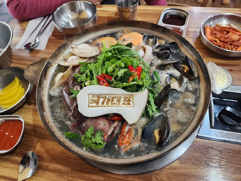 금메달 해물칼국수 전체 상차림