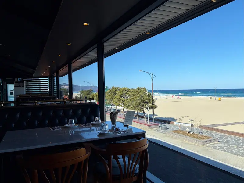 레스토랑에서 바라본 망상해변