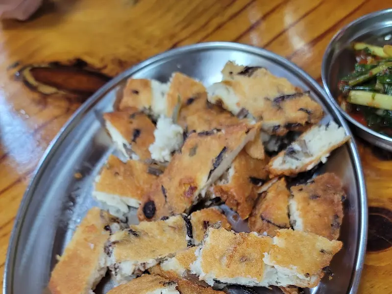 노릇하게 구워진 녹두전