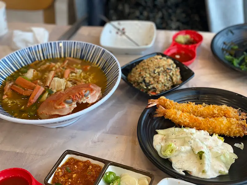 푸짐한 한 상 차림, 다양한 메뉴들을 한 번에 즐길 수 있다.