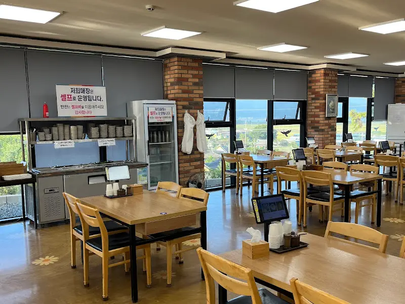 넓고 쾌적한 가우도국밥 내부