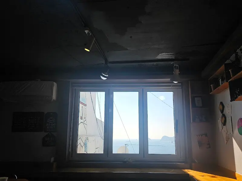 창밖으로 보이는 푸른 바다