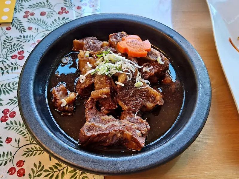 정갈하게 담겨 나온 사태찜