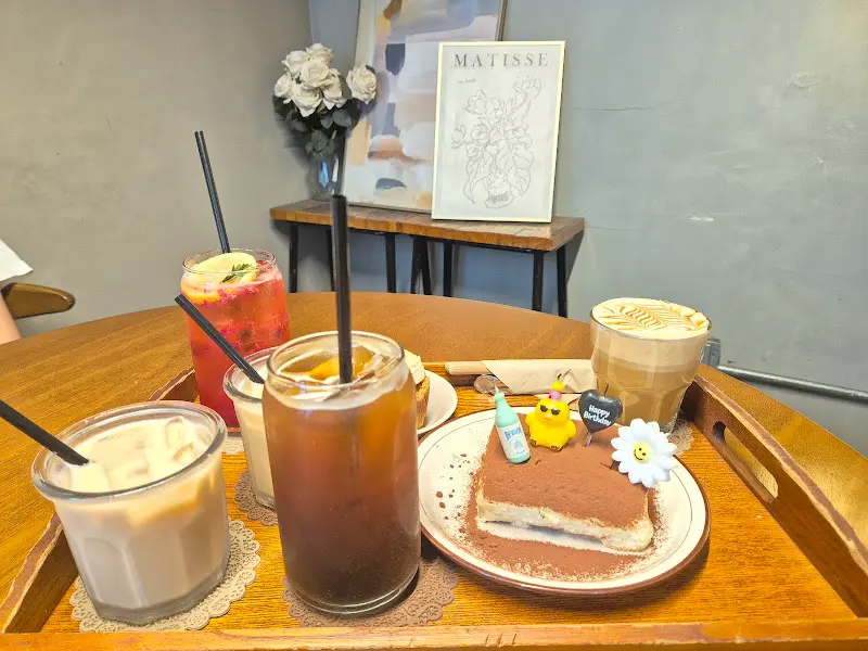 다양한 음료와 티라미수가 놓인 테이블