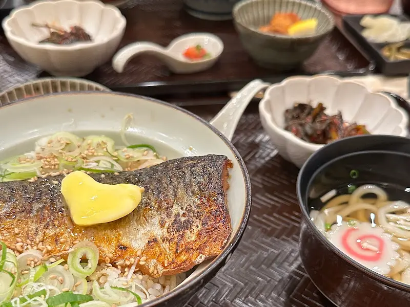 정갈한 덮밥 정식