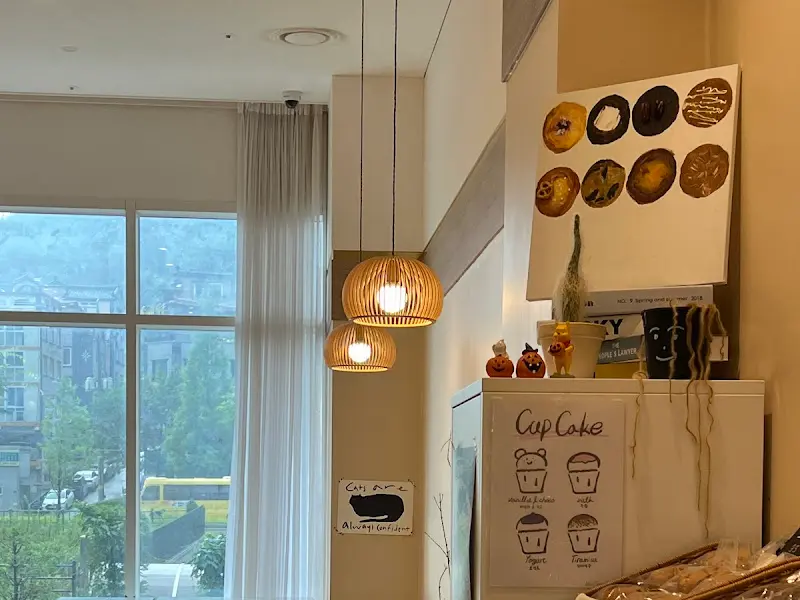 아늑한 분위기의 화과연 Bakery 내부