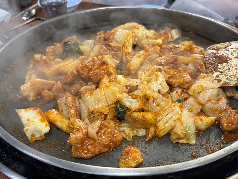 닭갈비가 익어가는 모습