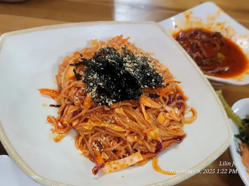 해초가 올려진 비빔 국수의 모습