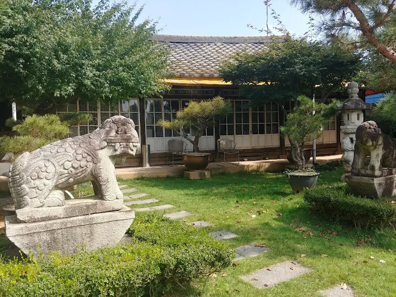 푸근한 정원이 인상적인 십장생 외관