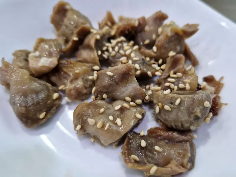 참깨가 듬뿍 뿌려진 닭똥집 볶음