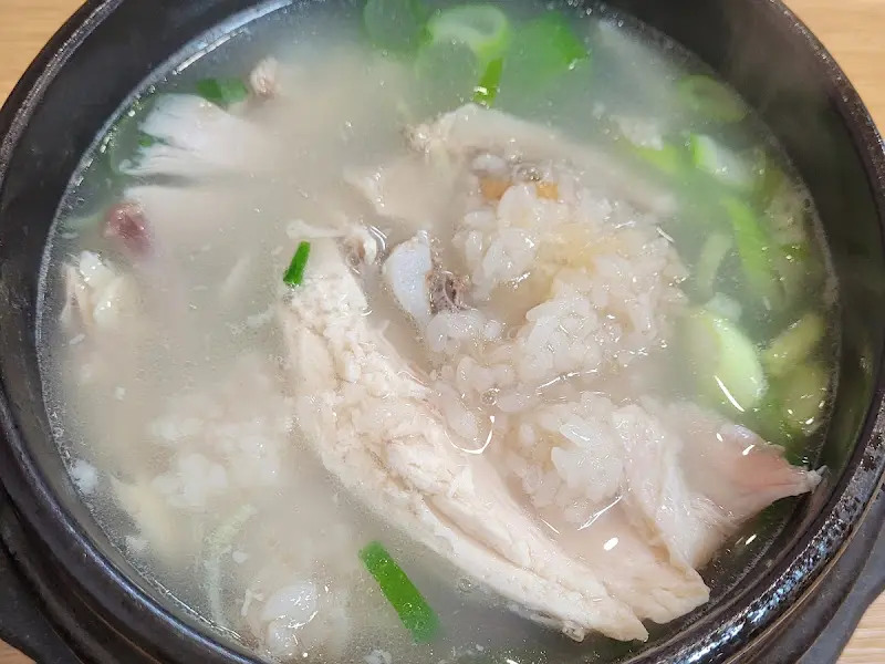 뚝배기 안 찹쌀과 닭고기