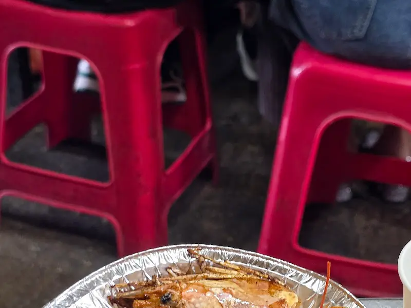 빨간 플라스틱 의자