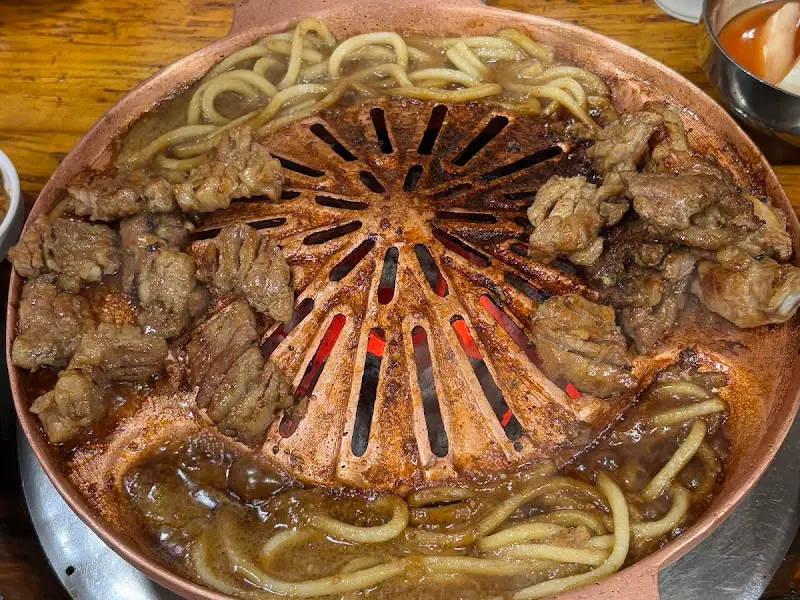 돼지갈비와 우동 사리가 함께 구워지고 있는 모습