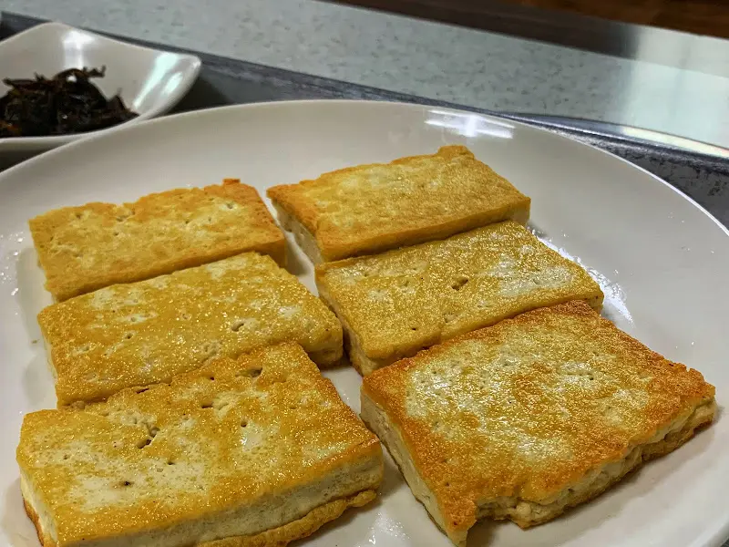 노릇하게 구워진 두부구이