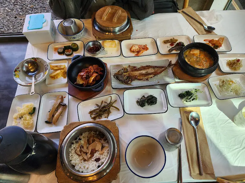 다채로운 반찬과 솥밥 한 상 차림