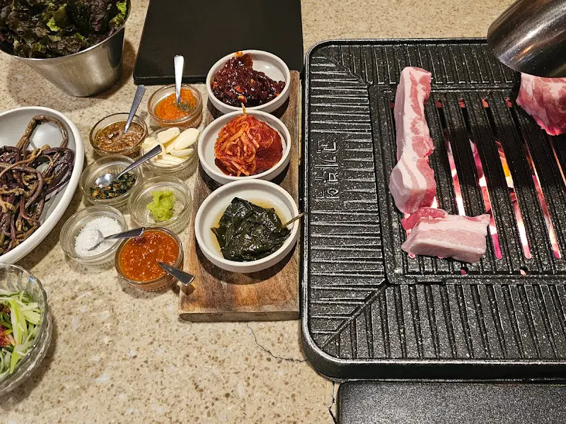 다양한 곁들임과 함께 즐기는 흑돼지 오겹살