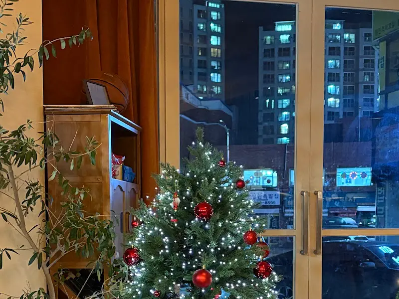 크리스마스 분위기가 물씬 풍기는 실내