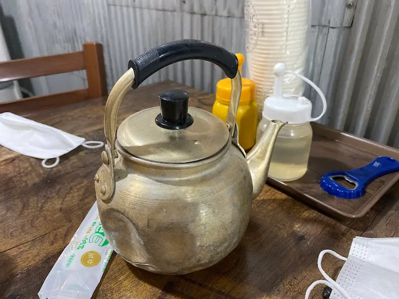 따뜻한 메밀 육수가 담긴 주전자