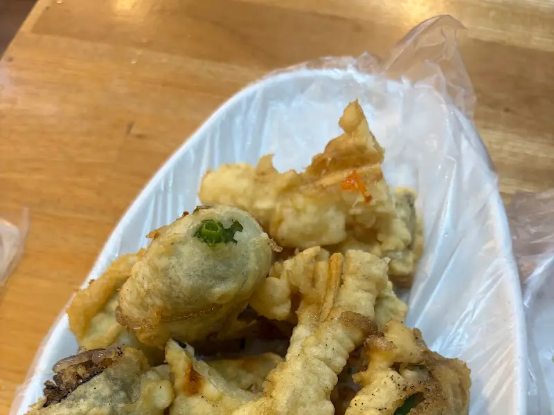 갓 튀겨져 나온 듯한 모듬 튀김