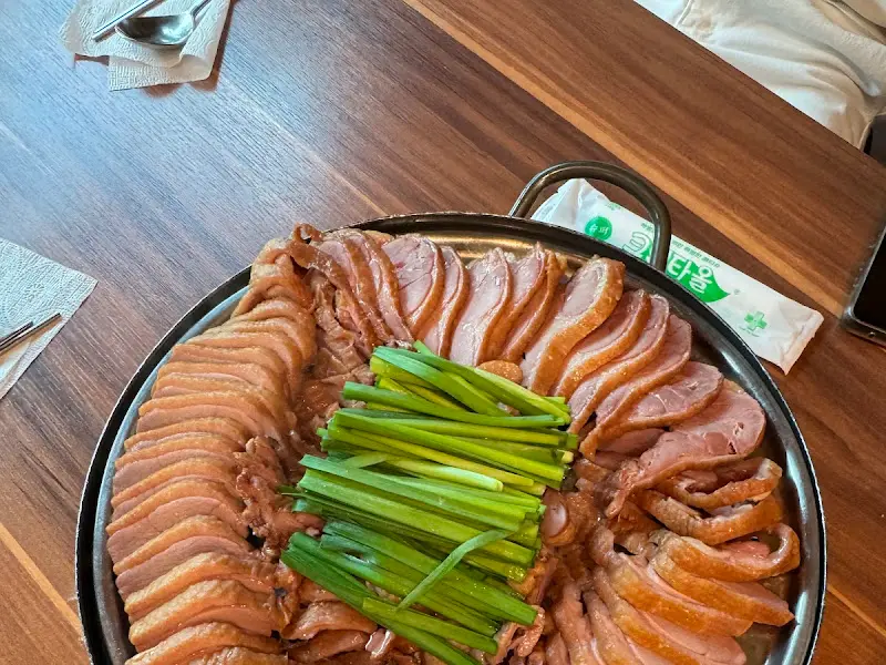 윤기가 흐르는 오리 훈제 구이