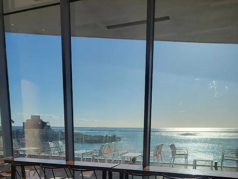 통유리창 너머 보이는 바다