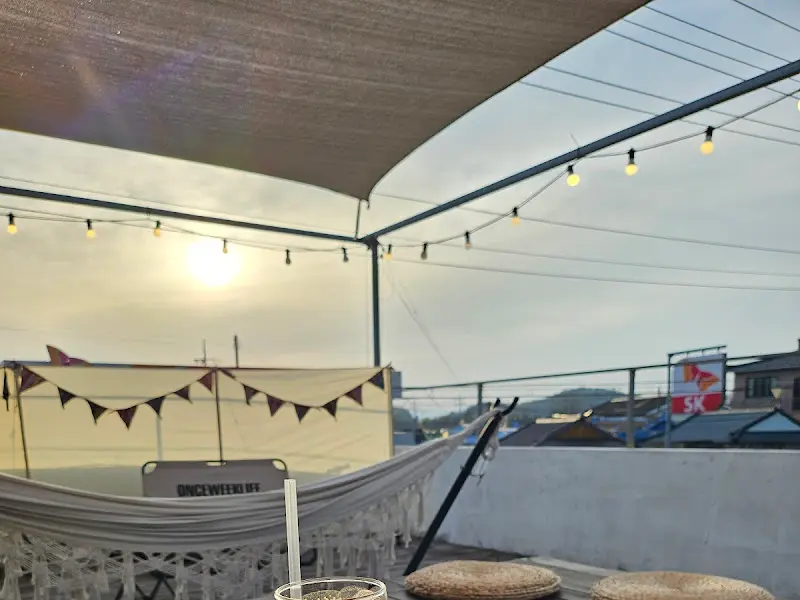 루프탑에 설치된 해먹과 파라솔. 여유로운 시간을 보내기에 안성맞춤이다.