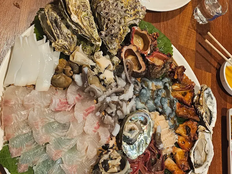 다채로운 해산물이 가득 담긴 특대 해물 모듬