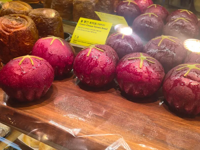 토마토 모양의 빵