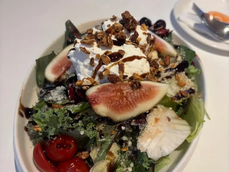 무화과 샐러드의 아름다운 모습