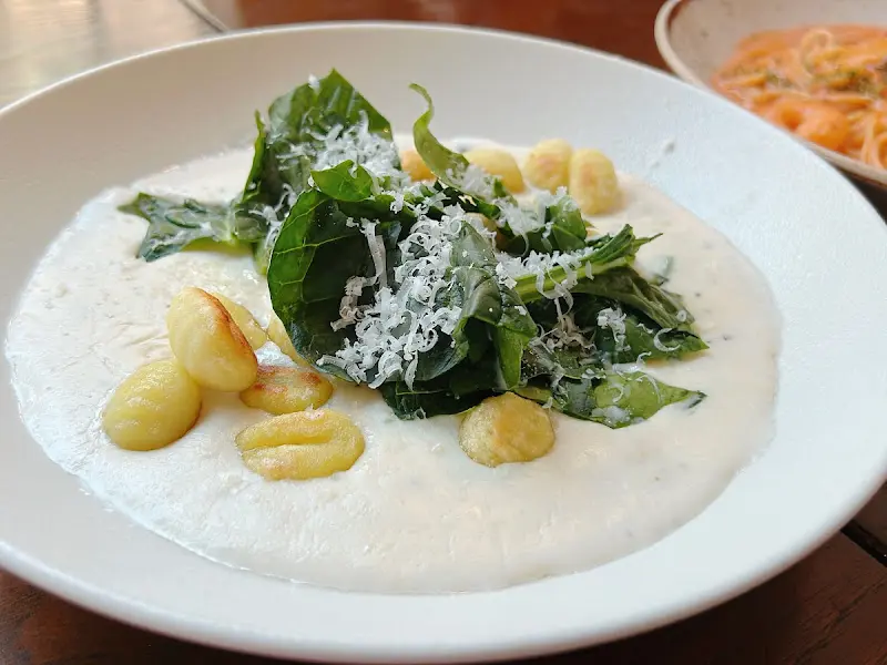 크림 소스에 담긴 뇨끼