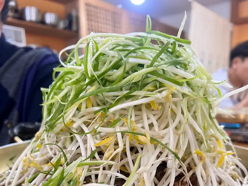 파채와 숙주가 듬뿍 올려진 파불고기