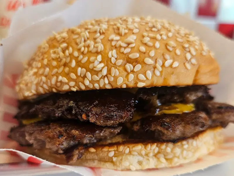 패티 두 장이 겹쳐진 더블 클래식 치즈버거