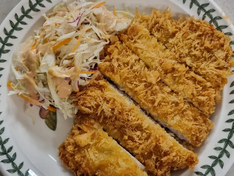 돈까스와 샐러드의 환상적인 조합