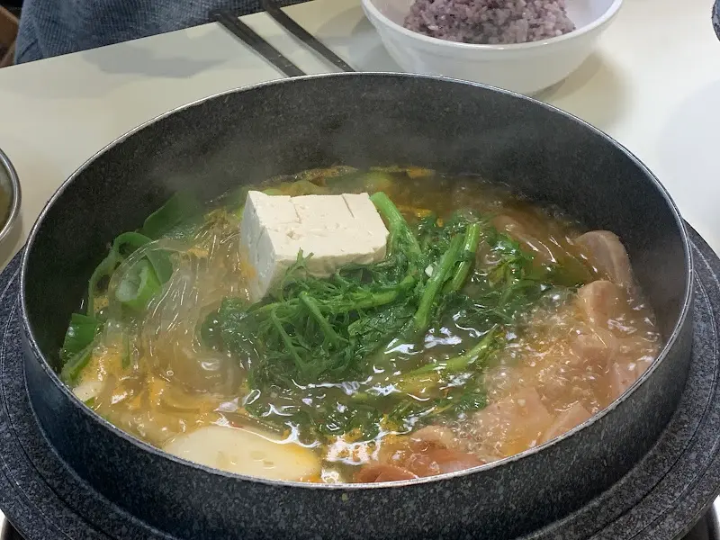 스페셜 부대찌개가 뚝배기에 담겨 보글보글 끓고 있는 모습