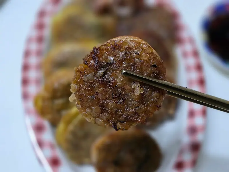 젓가락으로 집은 누룽지 오징어순대 튀김