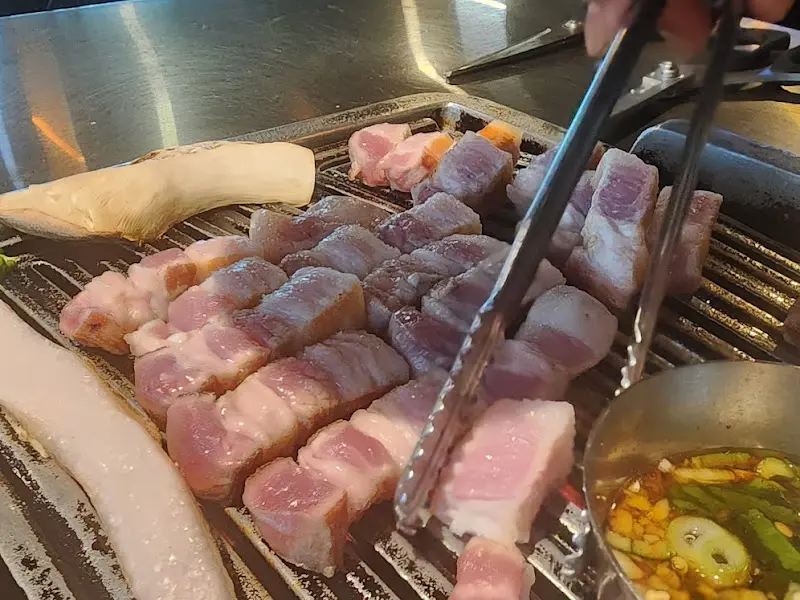 숯불 위에서 맛있게 구워지고 있는 흑돼지