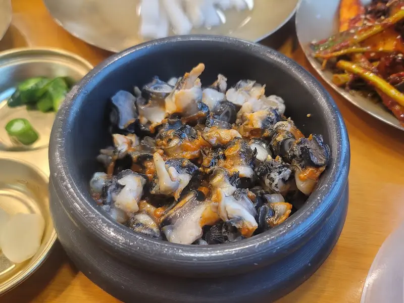 푸짐한 우렁이 가득 담긴 우렁쌈장