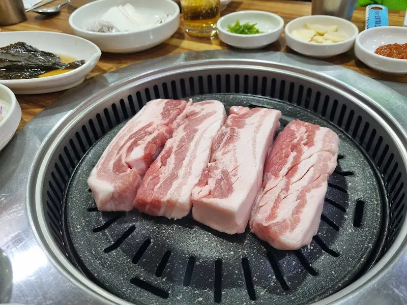 불판 위에 올려진 두툼한 삼겹살
