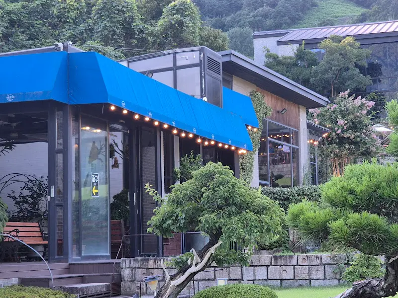 카페 건물 외관