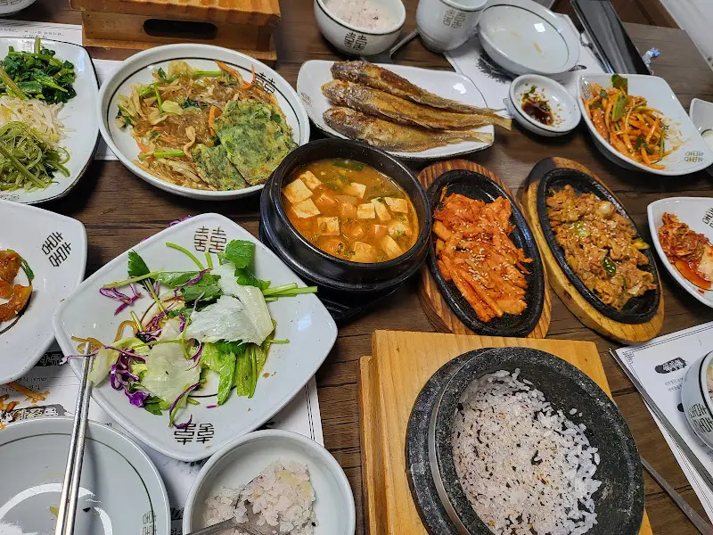 돌솥밥과 다양한 반찬들