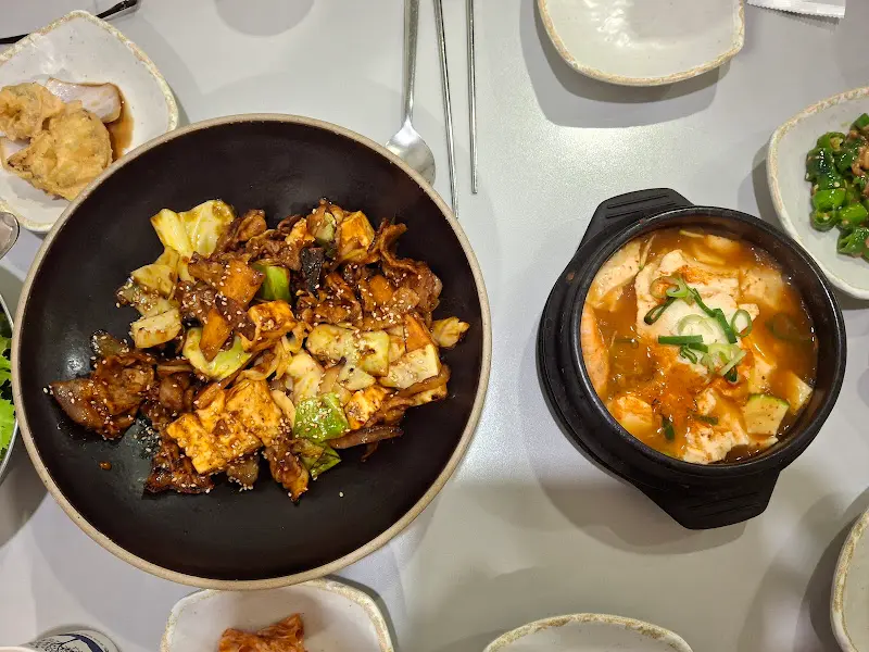 두부 두루치기와 해물 순두부 찌개