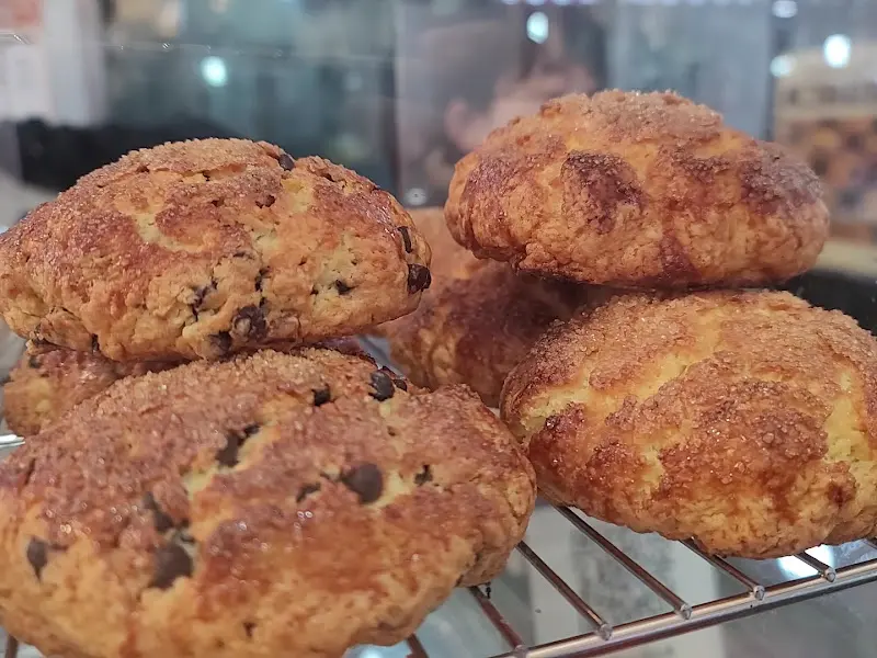 초코칩이 박힌 빵