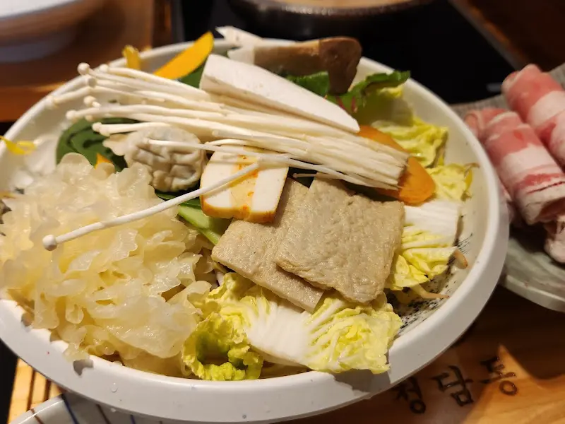 다양한 채소가 담긴 샤브샤브 재료