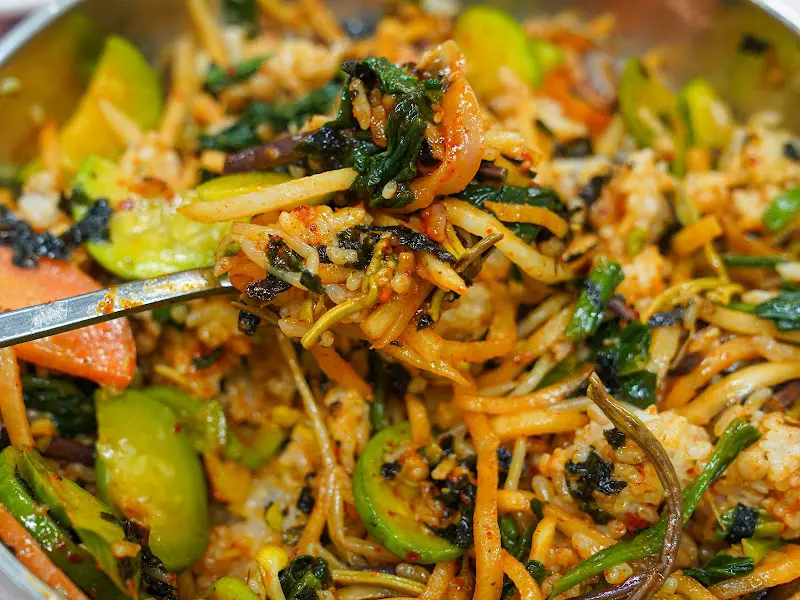 숟가락에 가득 담긴 비빔밥