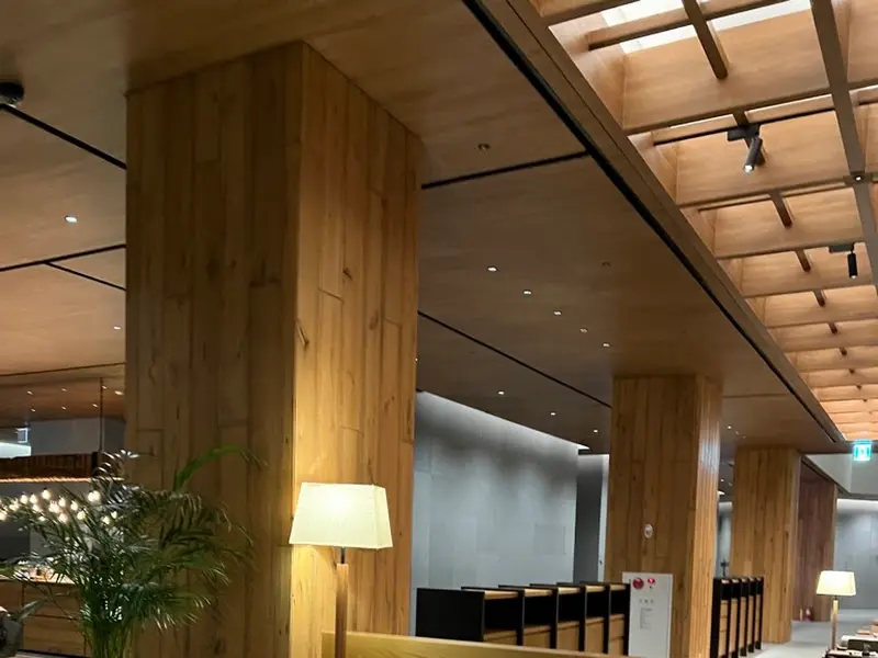 레스토랑 내부의 나무 기둥과 천장