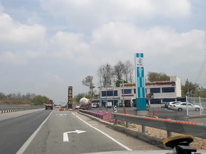 넓은 주차장을 갖춘 매장 전경