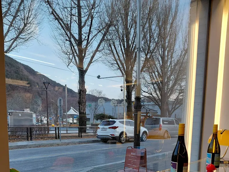 통창 밖으로 보이는 정선 시내 풍경